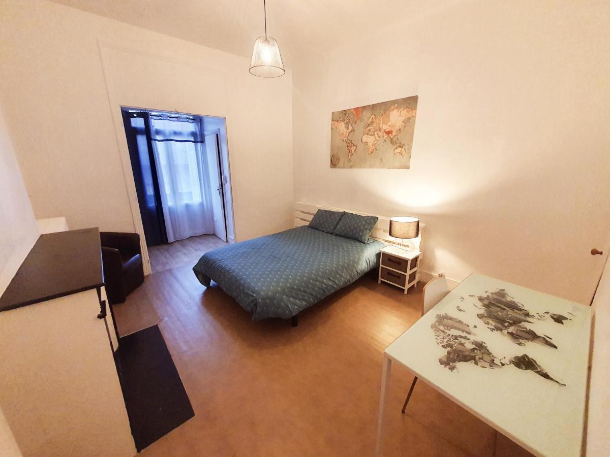 Grand T3 Avec Terrasse Centre Ville Bellac Exterior photo