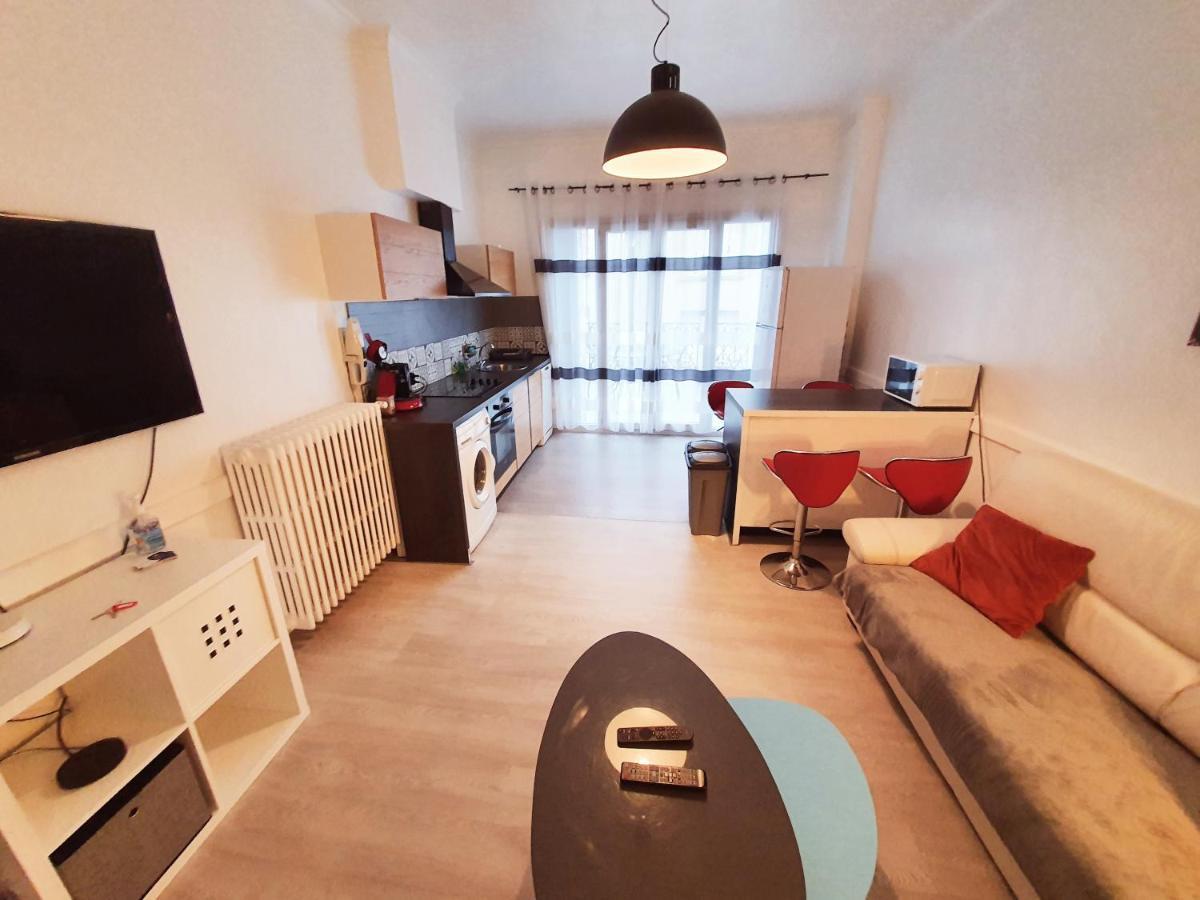 Grand T3 Avec Terrasse Centre Ville Bellac Exterior photo