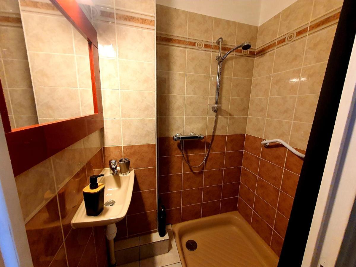 Grand T3 Avec Terrasse Centre Ville Bellac Exterior photo